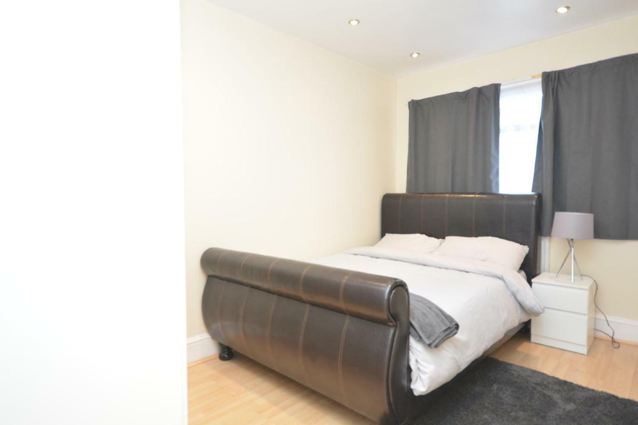 Four Bedroom Townhouse 12 Minutes Walk To Excel Exhibition Centre Londres Exterior foto